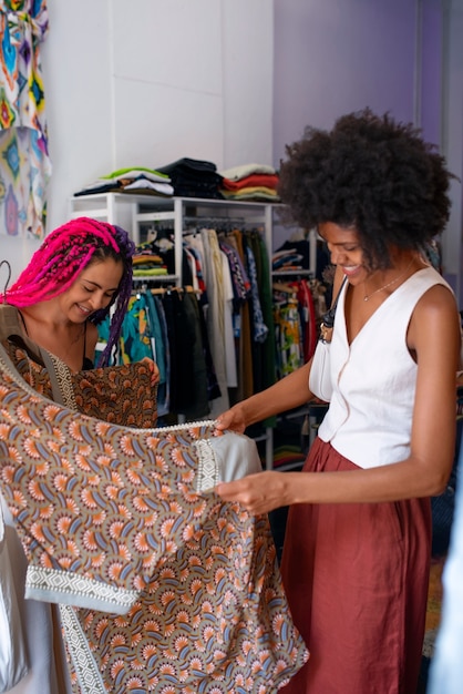 Foto gratuita mediano tiro mujeres comprando ropa