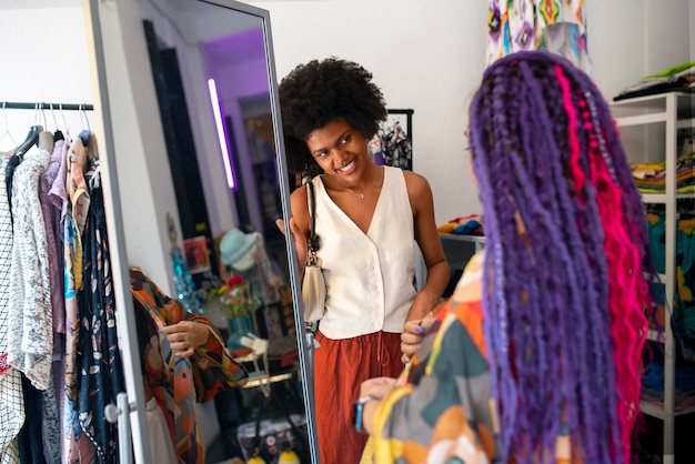 Mediano tiro mujeres comprando ropa