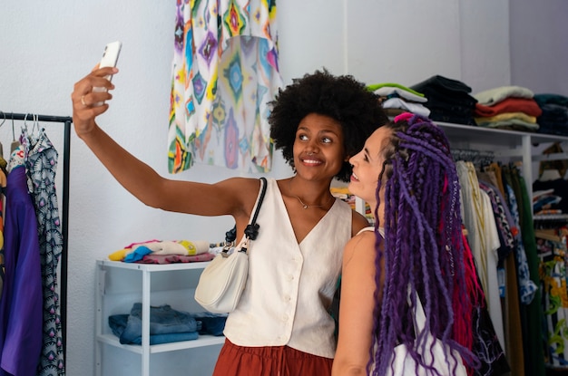 Foto gratuita mediano tiro mujeres comprando ropa