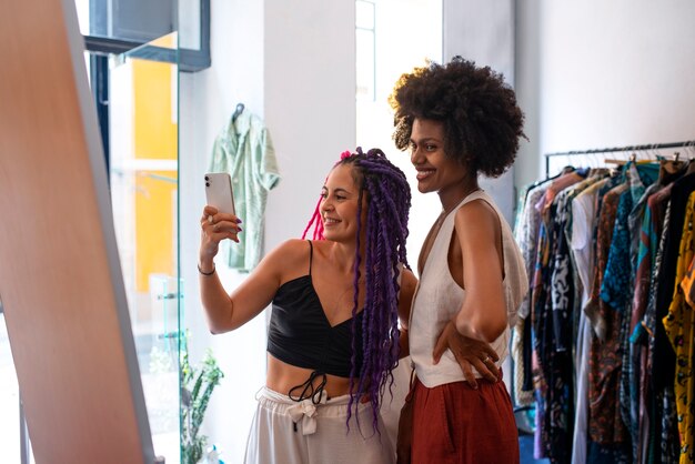 Mediano tiro mujeres comprando ropa