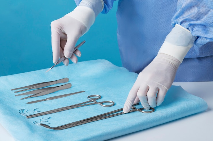 Foto gratuito medic con bandeja de instrumentos