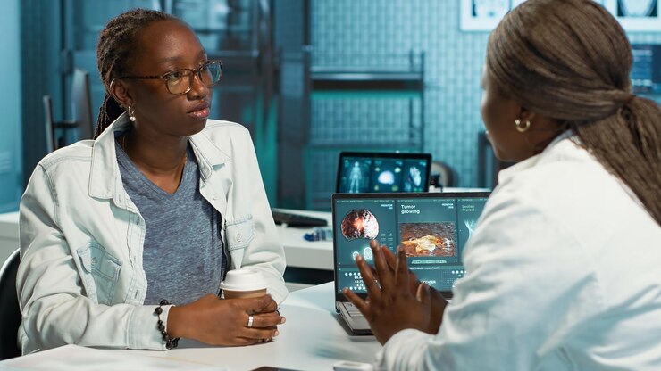 Foto gratuito médica realizando un chequeo de rutina con un paciente joven