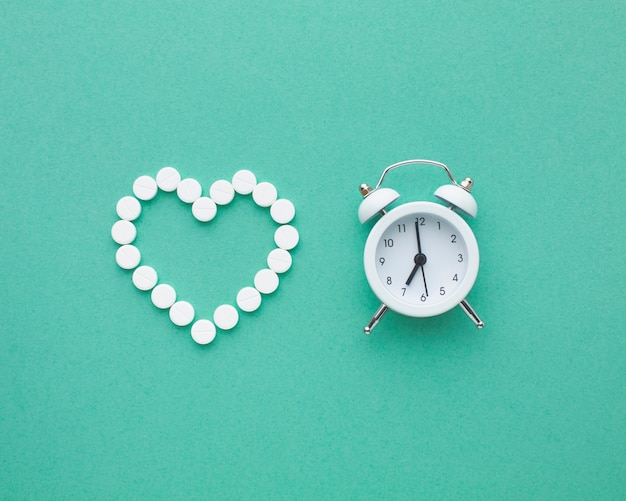 Medicamentos blancos médicos y reloj blanco