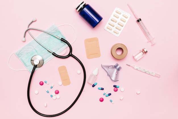 Medicamentos y suministros médicos en rosa