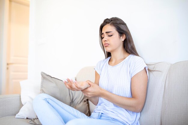 Medicina cuidado de la salud Mano femenina controlando el pulso en la muñeca Vida saludable Escuchando su propio cuerpo