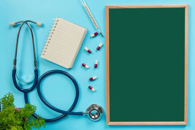 de medicina, suministros colocados en un tablero verde junto con herramientas médicas en un azul.