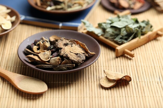 Medicina tradicional china en el escritorio de bambú