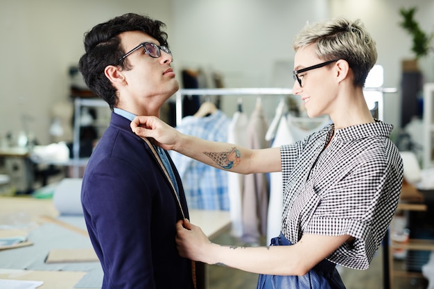 Foto gratuita medición de la chaqueta del cliente