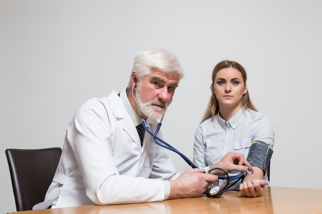 Medición de mujer adulta sonrisa salud joven