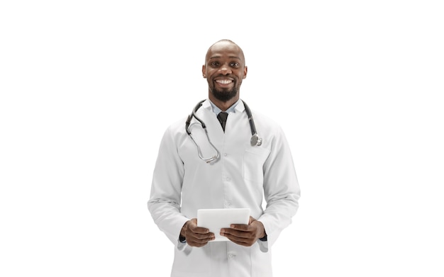 Médico afroamericano aislado sobre fondo blanco, ocupación profesional