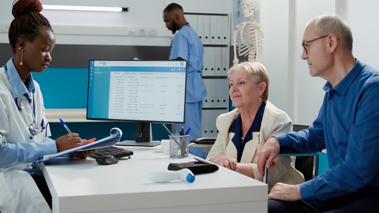 Foto gratuito médico afroamericano hablando con una anciana con discapacidad en la cita de visita de chekcup. paciente mayor con discapacidad en silla de ruedas y esposo que recibe tratamiento médico por enfermedad.