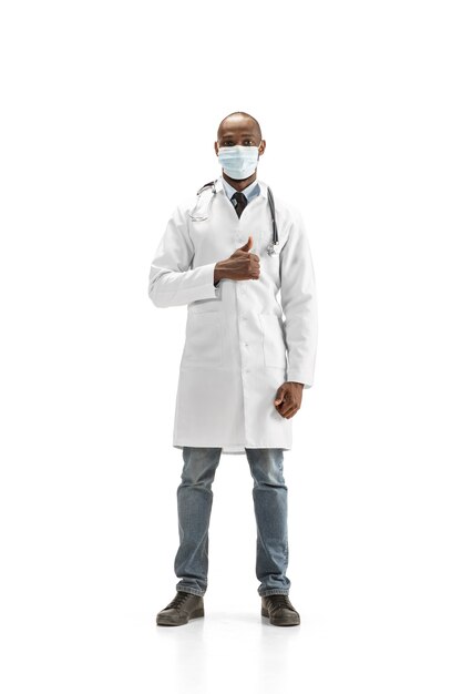 Médico afroamericano en mascarilla protectora aislado en blanco