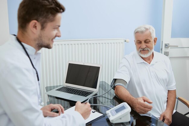 Médico y anciano durante la consulta