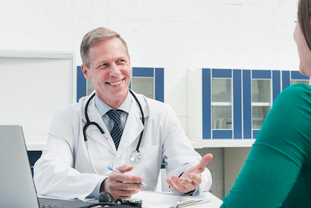 Médico atendiendo a una paciente