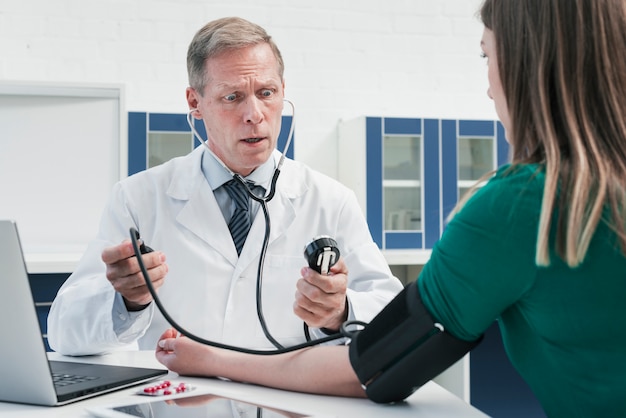 Foto gratuita médico atendiendo a una paciente