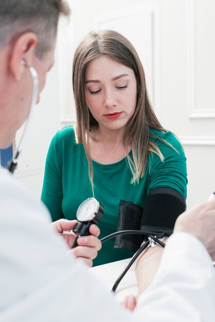 Médico atendiendo a una paciente