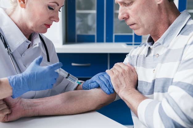 Médico atendiendo a un paciente