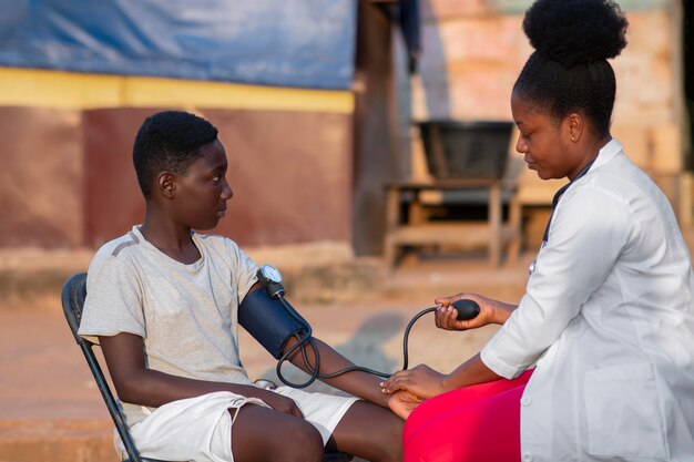 Médico de ayuda humanitaria de África cuidando al paciente