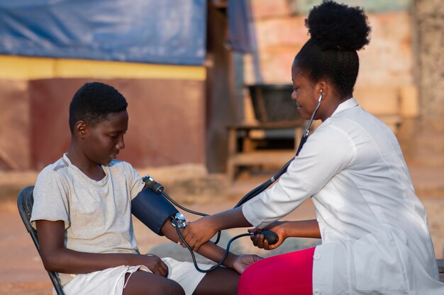 Médico de ayuda humanitaria de África cuidando al paciente