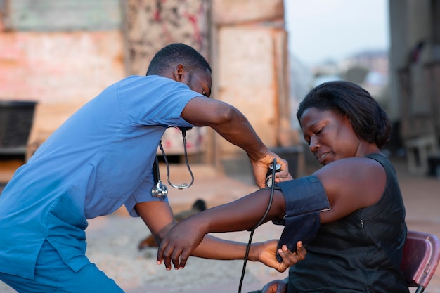 Médico de ayuda humanitaria de África cuidando al paciente