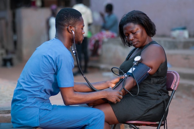 Médico de ayuda humanitaria de África cuidando al paciente