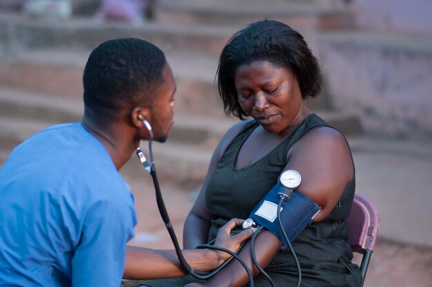 Médico de ayuda humanitaria de África cuidando al paciente