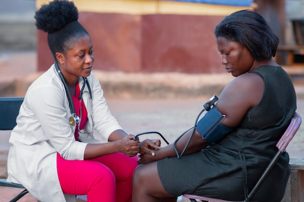 Médico de ayuda humanitaria de África cuidando al paciente