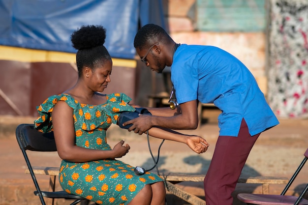 Médico de ayuda humanitaria de África cuidando al paciente