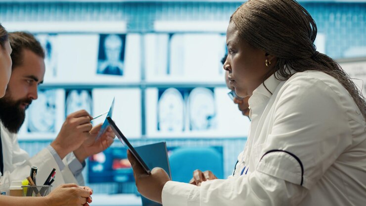 Foto gratuito el médico de cabecera colabora con el personal sobre los resultados de las pruebas y el tratamiento