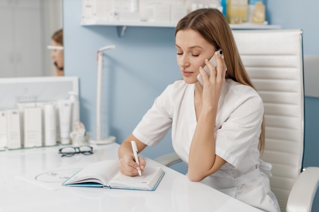 médico cosmetólogo en gabinete