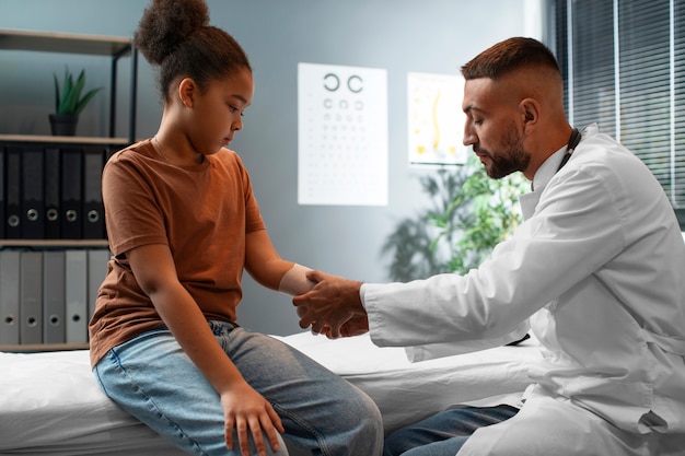 Foto gratuita el médico cuidando a un niño afroamericano.