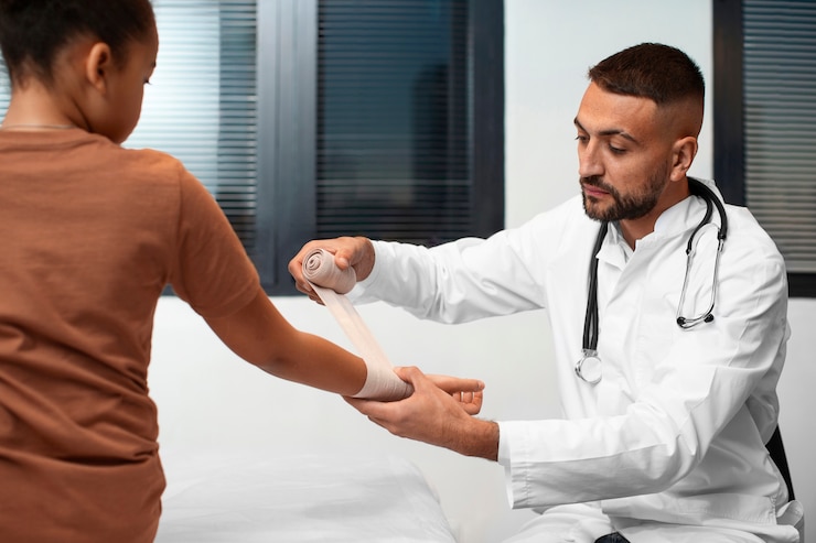 Foto gratuito el médico cuidando a un niño afroamericano.