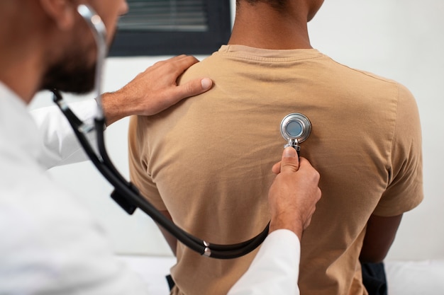 El médico cuidando a un niño afroamericano.