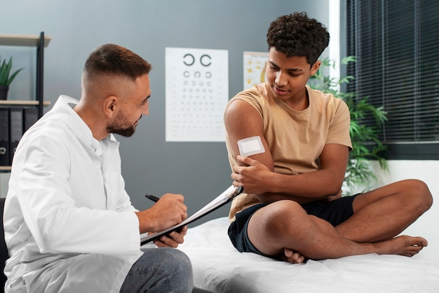 Foto gratuita el médico cuidando a un niño afroamericano.