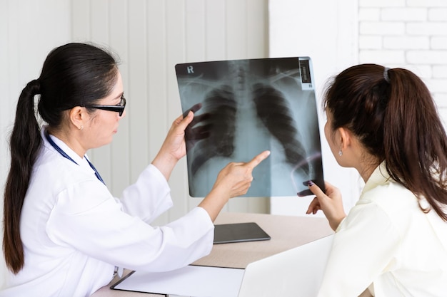 Médico dar consulta al paciente con película de rayos x