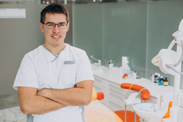 Médico dental de pie en la clínica