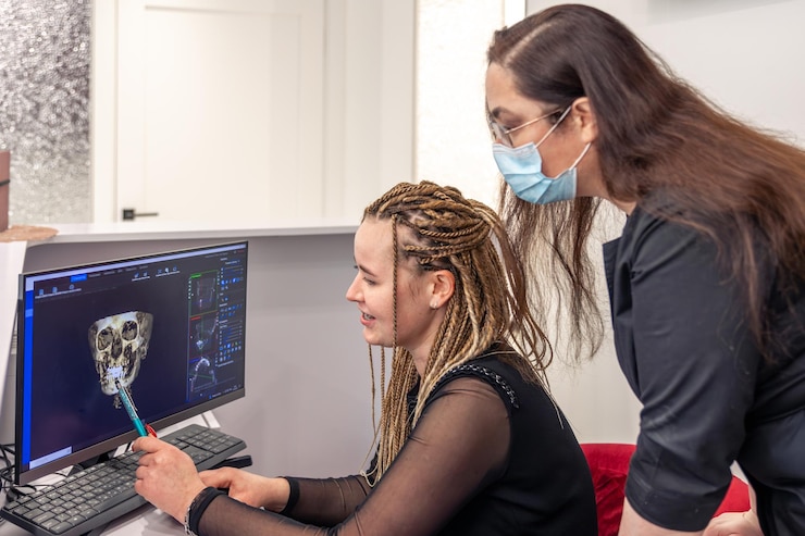 Foto gratuito el médico dentista mirando las radiografías de los dientes en la odontología por computadora tratamiento dental
