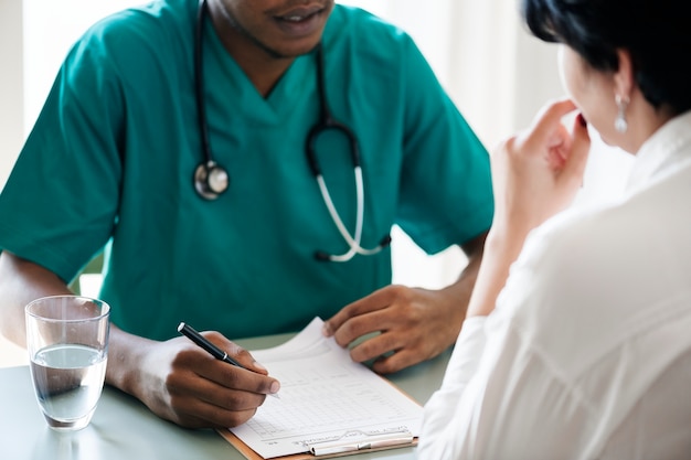 Médico diagnosticar los síntomas del paciente en el hospital