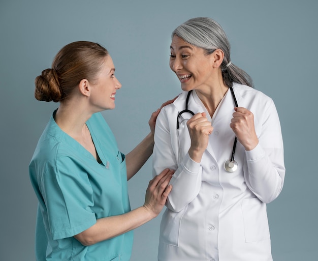 Médico y enfermera en equipo especial.