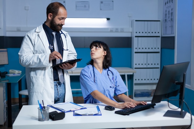 Médico y enfermera haciendo trabajo en equipo para chequeo médico.