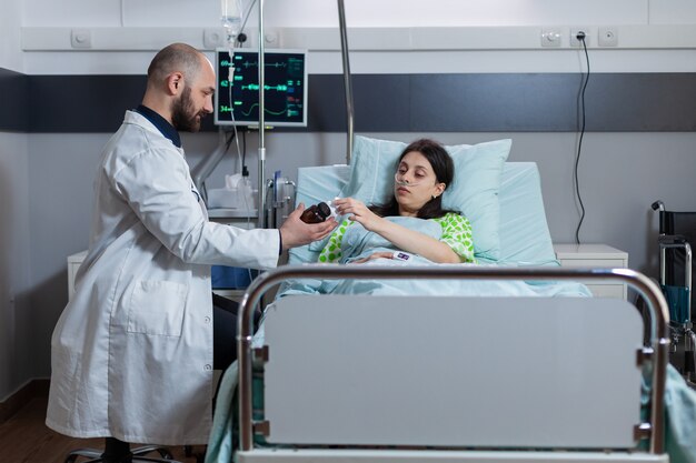 Médico especialista que controla a la mujer enferma durante la cita médica en el hospital médico médico di ...