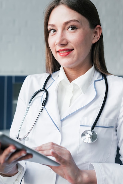 Médico con un estetoscopio y una tablet