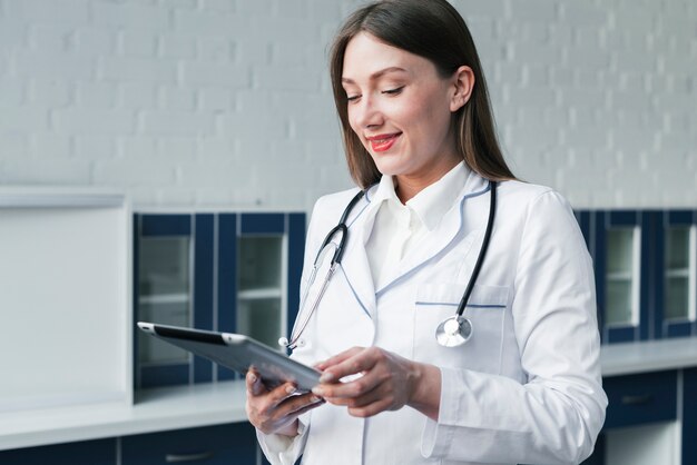 Médico con un estetoscopio y una tablet