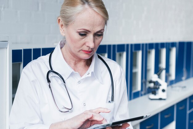 Médico con un estetoscopio y una tablet