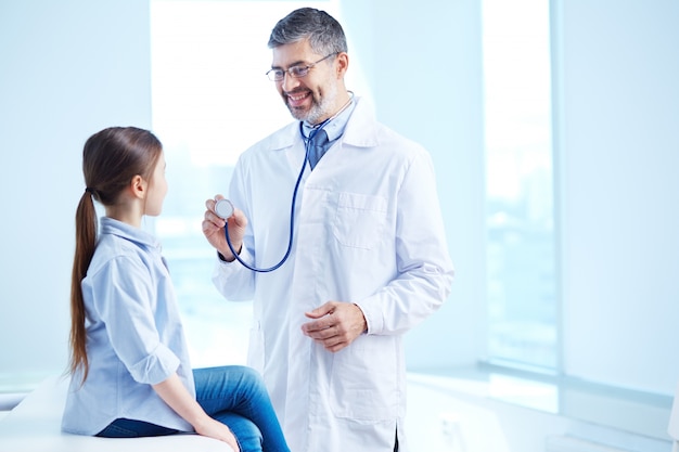 Médico examinando a su joven paciente