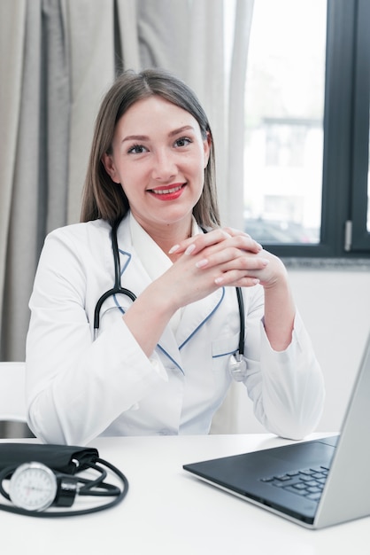 Foto gratuita médico de familia en la consulta