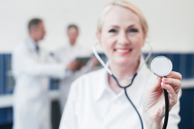 Foto gratuita médico de familia en la consulta