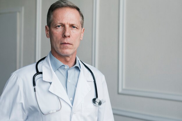 Médico de familia en la consulta