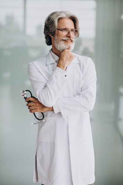 Médico guapo de mediana edad en un hospital