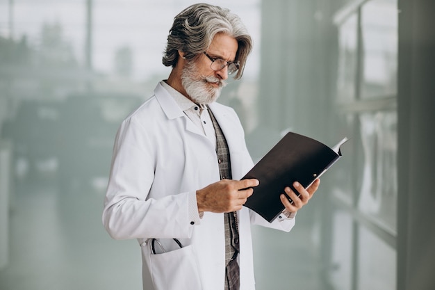 Médico guapo de mediana edad en un hospital